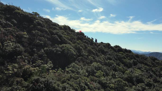 旅途 山脊  翻山越岭 徒步 爬山 行走