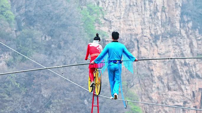 北京平谷区天云山风景区空中走钢丝杂技表演