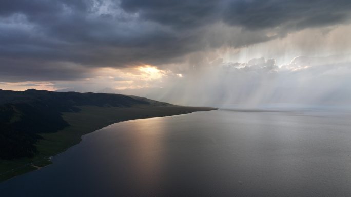 新疆伊犁赛里木湖雨天壮观景色航拍