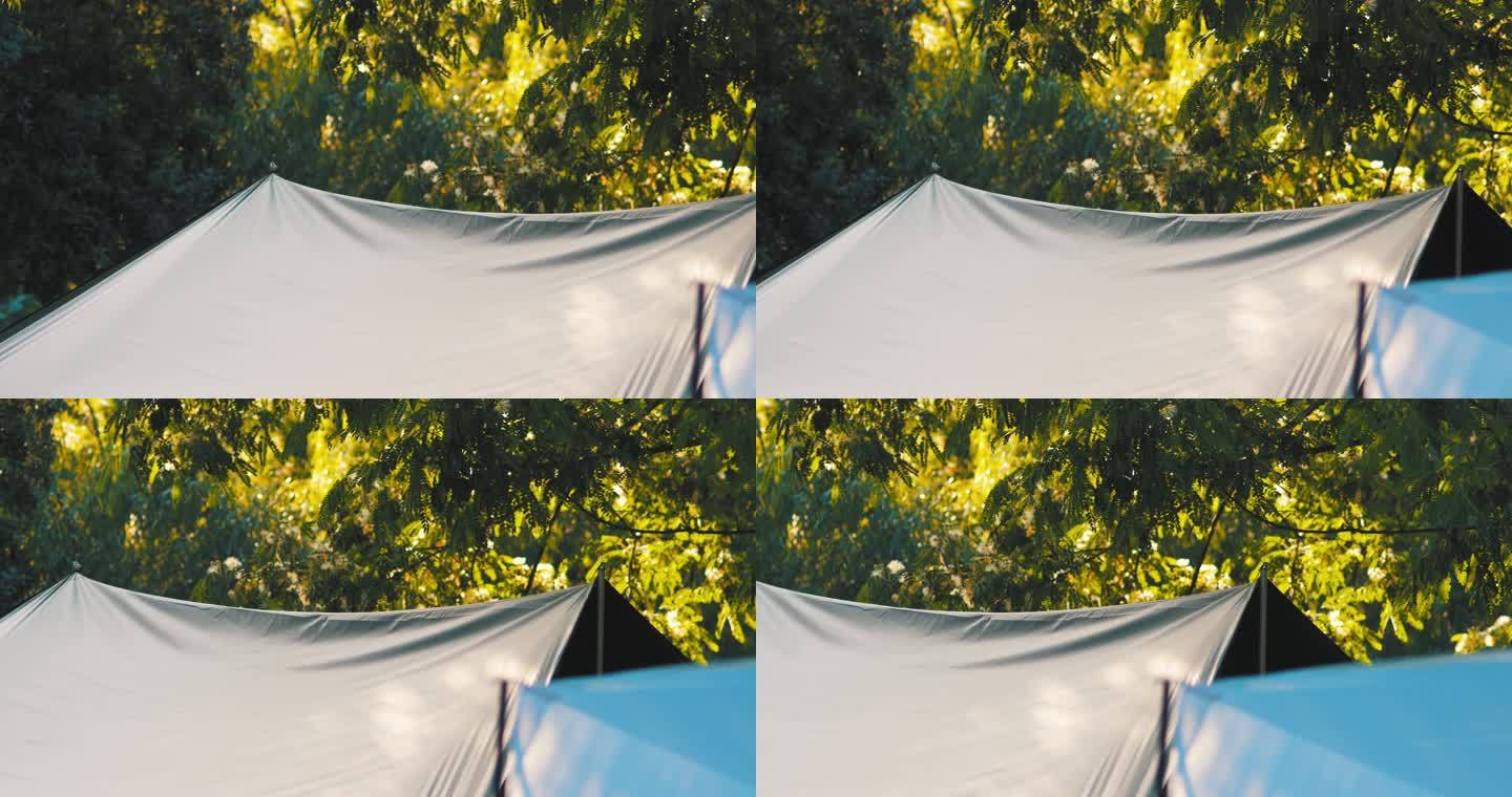 树林里的露营帐篷