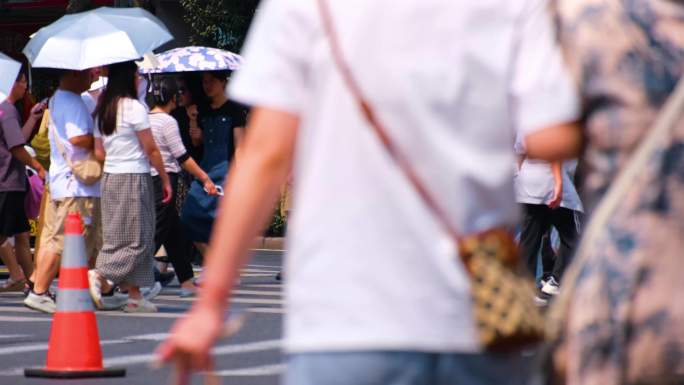 城市夏天暑假酷暑高温炎热街道人群人流汽车