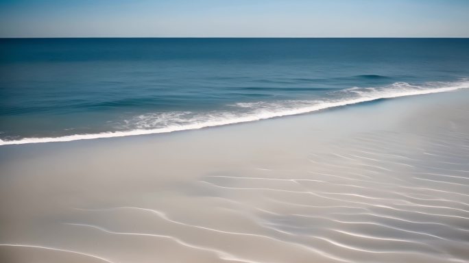 阳光洒在海水水面上