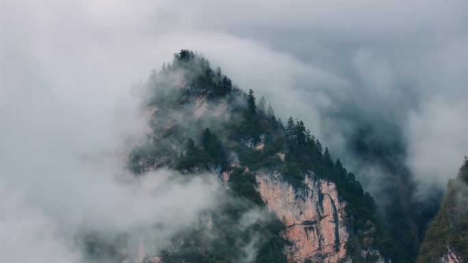 山谷里的云雾天气