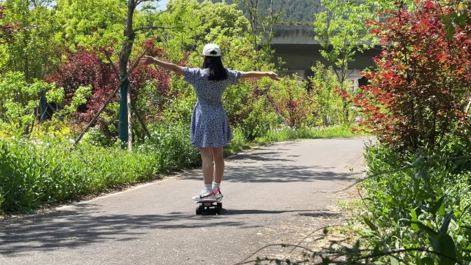 一名戴着帽子的年轻少女在公园练习滑板