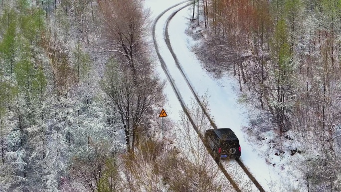 4k航拍雪后山路上行驶的汽车