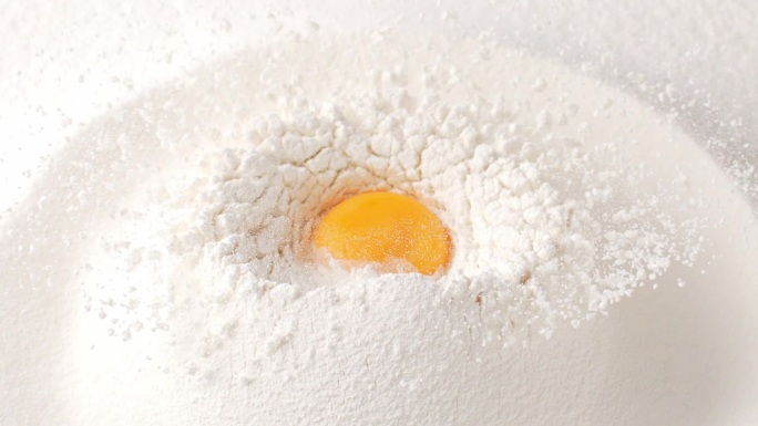面粉和面揉面劲道 鸡蛋面粉牛奶小麦粉
