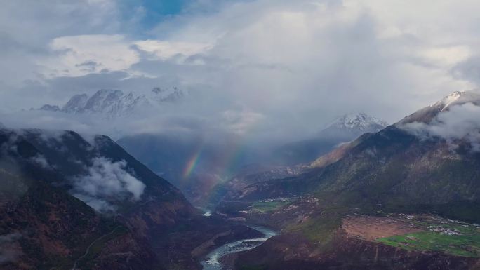 雅鲁藏布江大峡谷里的彩虹