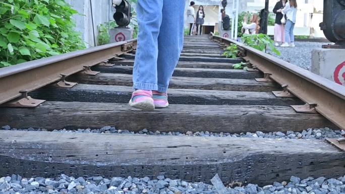 行走在铁道铁轨上的脚部，写意镜头