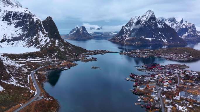 4K航拍挪威罗弗敦群岛雪山蓝湖风光