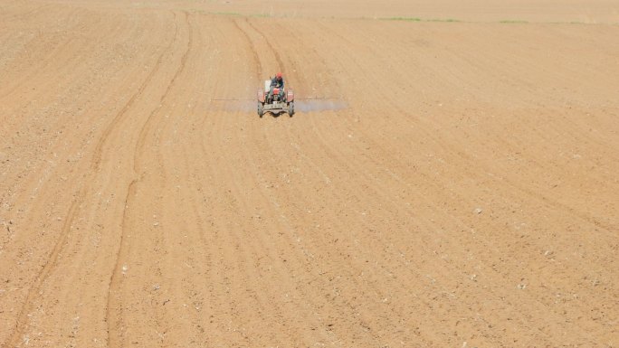 春耕拖拉机打药喷药机械自动化环境食品安全