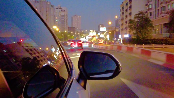 城市夜晚汽车在马路上行驶夜景视频素材