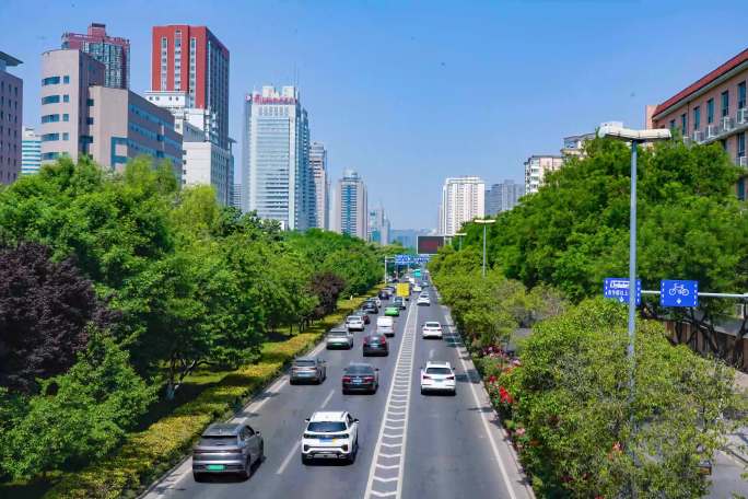 人流车流交通城市过马路人