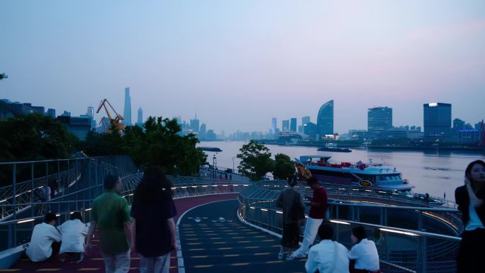 4K上海延时滨江骑行跑道日转夜游客拍照