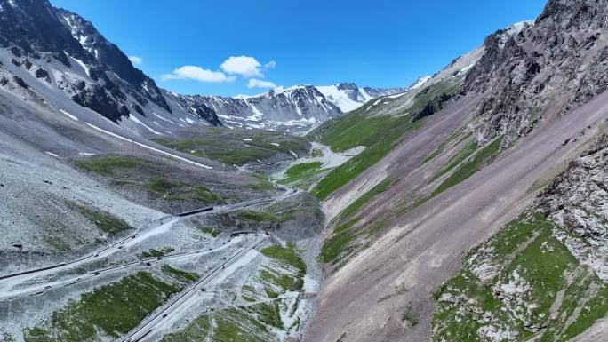 新疆 自驾游 航拍 公路 雪山 草地