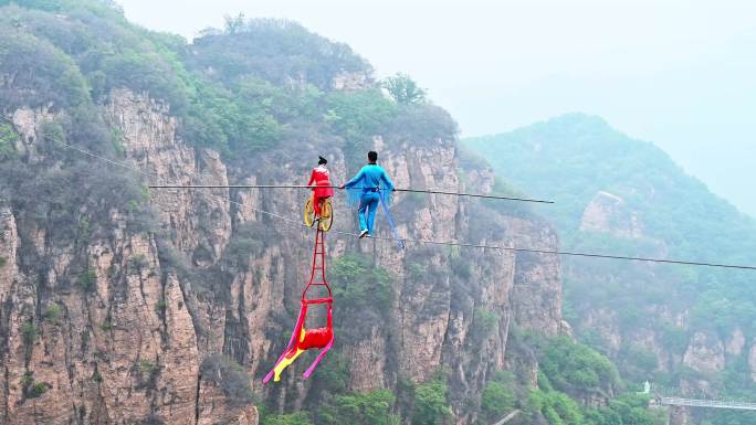 北京平谷区天云山风景区空中走钢丝杂技表演