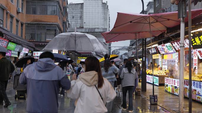 4K民俗小吃街下雨打伞人群