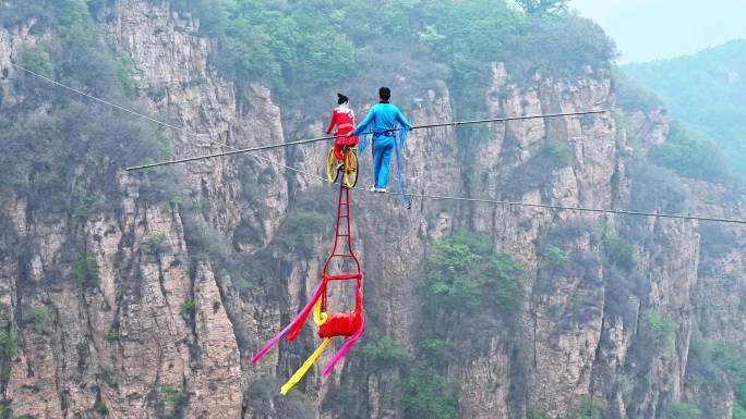 北京平谷区天云山风景区空中走钢丝杂技表演