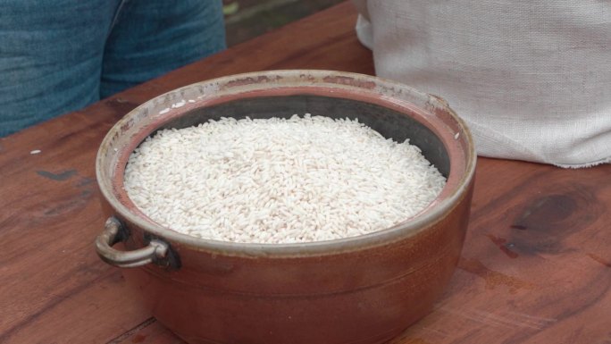 【多角度】端午包粽子洗糯米 洗米过程