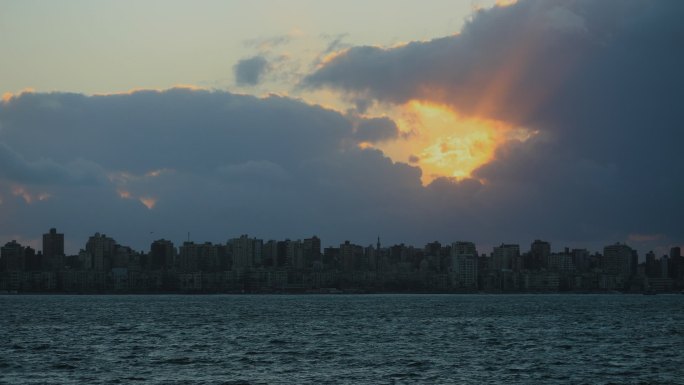 埃及亚历山大港口延时 丁达尔光线 夕阳