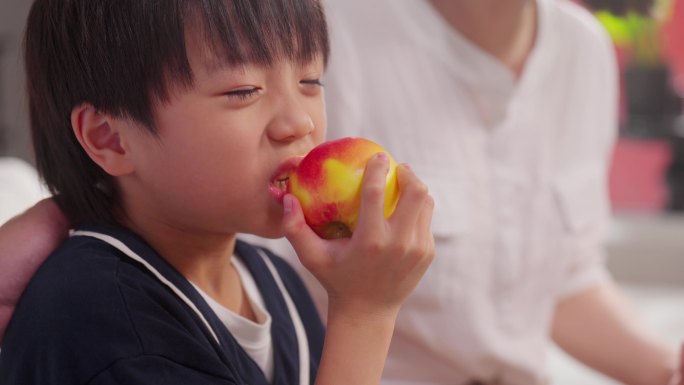 小孩吃苹果