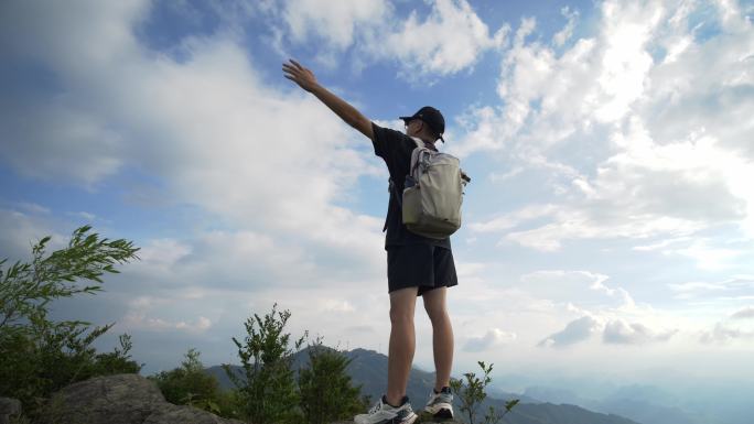 高山山巅拥抱蓝天