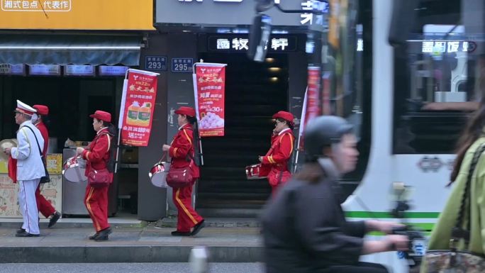 开业宣传队敲锣打鼓，过街走巷做宣传