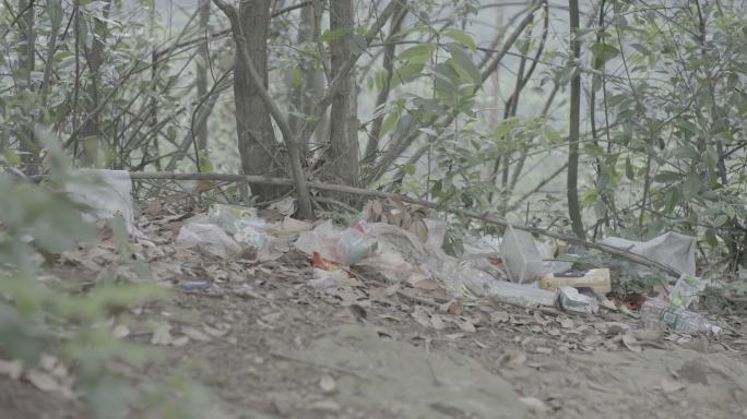 森林里随意丢弃的垃圾