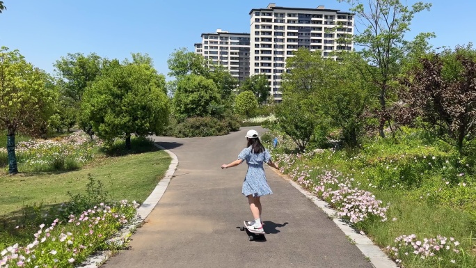 一名戴着帽子的年轻少女在公园练习滑板