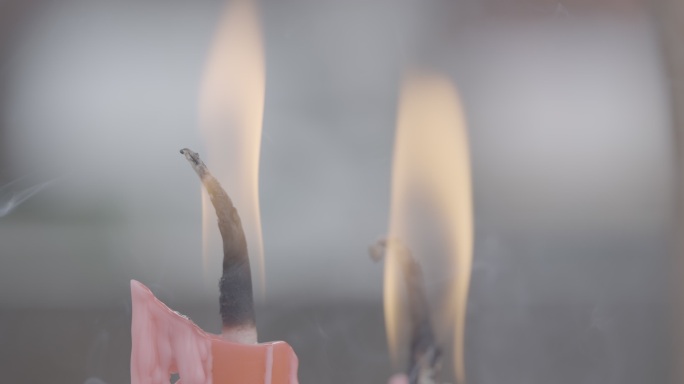 寺庙燃烧的蜡烛