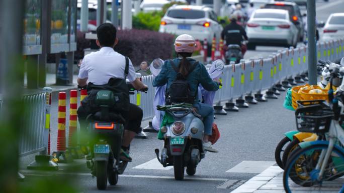 繁忙的城市早高峰出行通勤，电动车出行