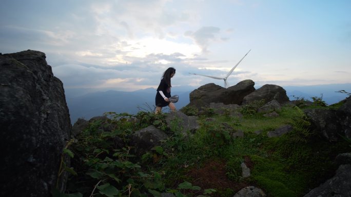 登山徒步年轻人活力青春