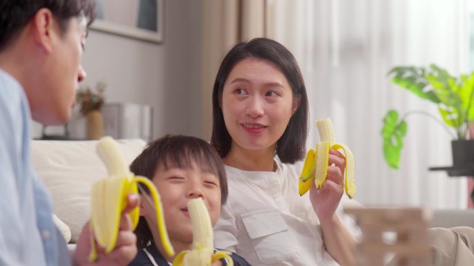 一家人吃香蕉