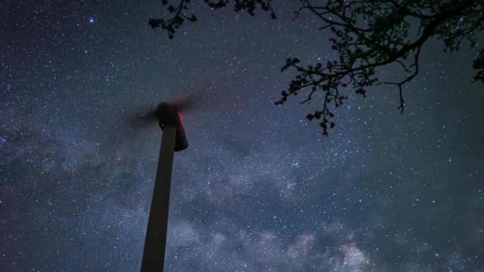 星空下银河下的风车风力发电（DK）