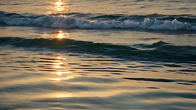 阳光洒在海水水面上