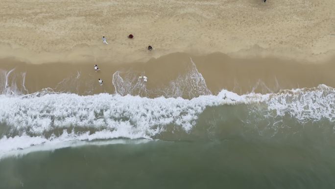 左摇航拍大梅沙海滩和海浪
