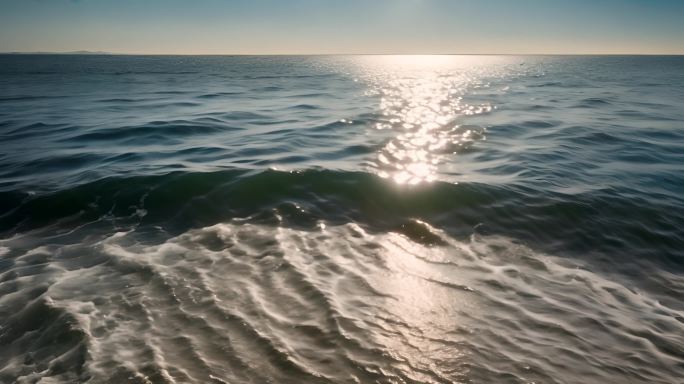 阳光洒在海水水面上