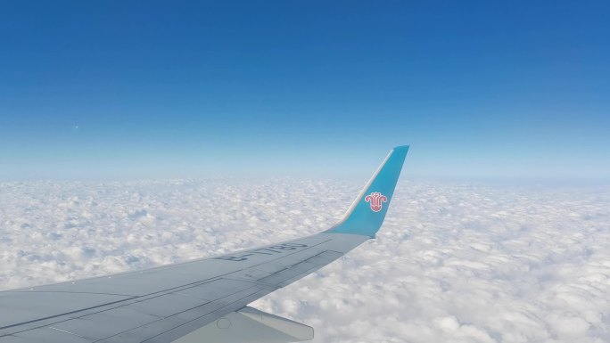 从飞机窗口俯瞰云层蓝天 白云 云海