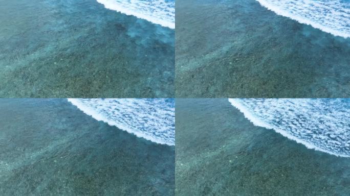 清澈透明的蓝色海水与白色波浪