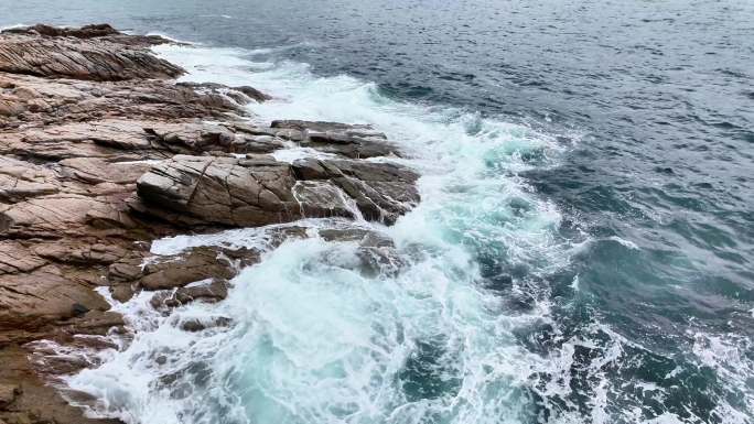 实拍海边浪花击打礁石