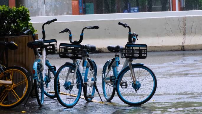 城市马路下暴雨下雨天雨水雨滴街景街道街头