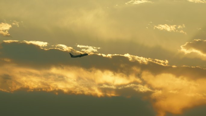 黄昏飞机在天空中飞行