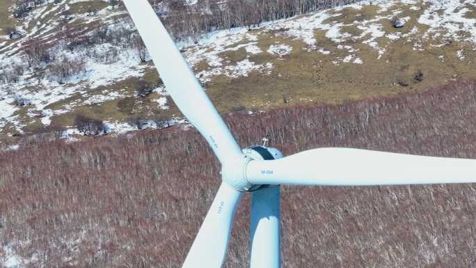 4k航拍河北承德雪后的塞罕坝林场风力发电