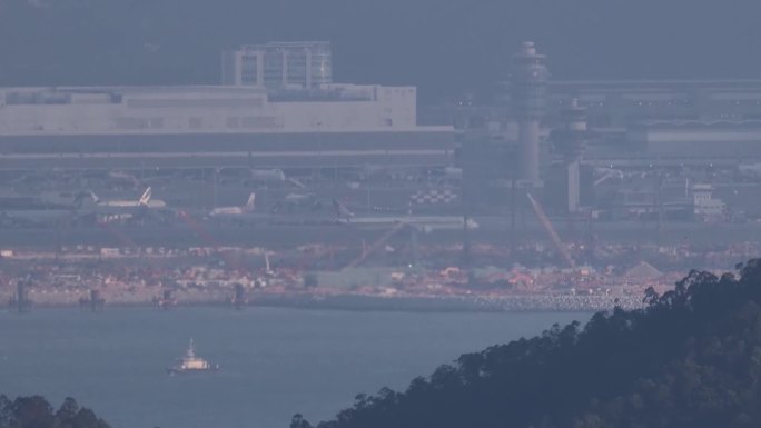 20公里外深圳南山顶拍摄香港机场飞机起降