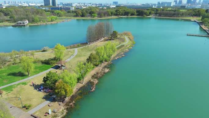 春天里的苏州工业园区东沙湖公园风景航拍