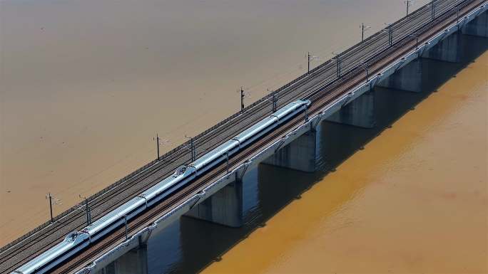 高铁动车经过黄河