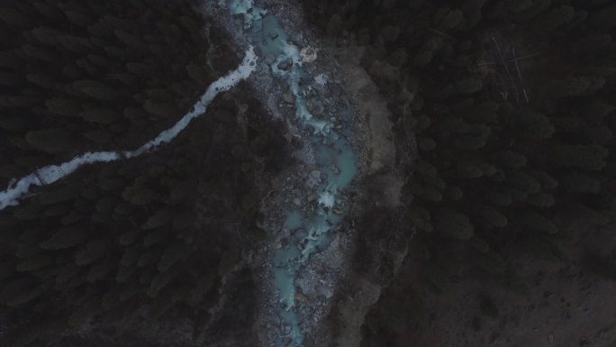 新疆天山溪流航拍