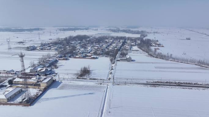 江淮平原中的雪后村庄风景