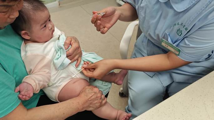 婴儿打疫苗  疫苗接种 打预防针