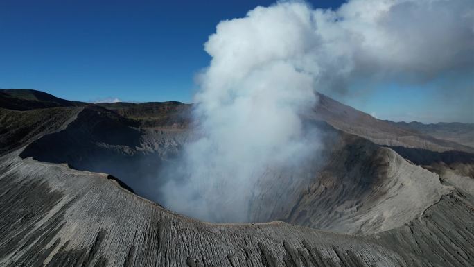 航拍印度尼西亚布罗莫火山环绕素材