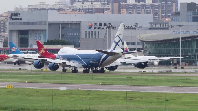 波音747-8全货运飞机雨天起飞